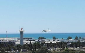 F2 F3 ,appartement climatisé neuf, magnifique vue sur mer et aéroport, proche tram et gare sncf 1 min,aéroport 3 minutes, 2or3 rooms, new AC apartment, magnificent sea and airport views, close to tram